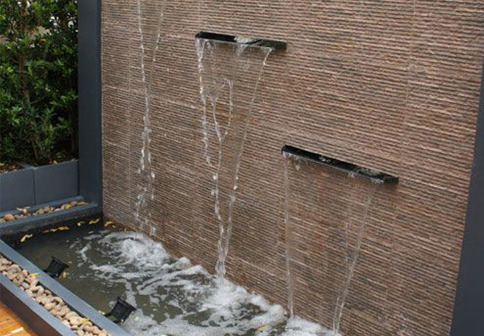 Water wall with three spillways